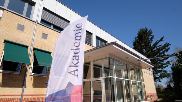 Die Akademie ist die interprofessionelle Bildungseinrichtung der Ärztekammer Schleswig-Holstein.