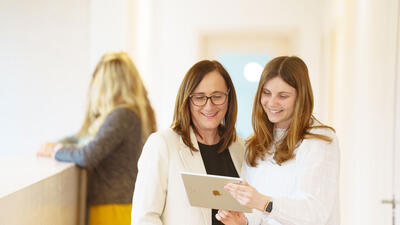 Mitarbeiterinnen der Ärztekammer arbeiten am Tablet